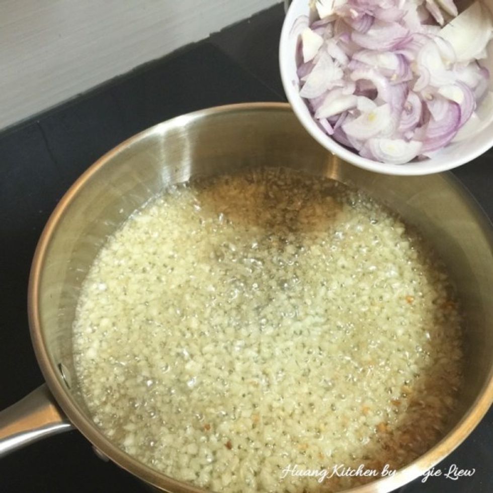 In the same wok/pan, heat up some lard oil. Retain some oil to season soaked glutinous rice. Saute chopped garlic and shallots till golden brown and fragrant.