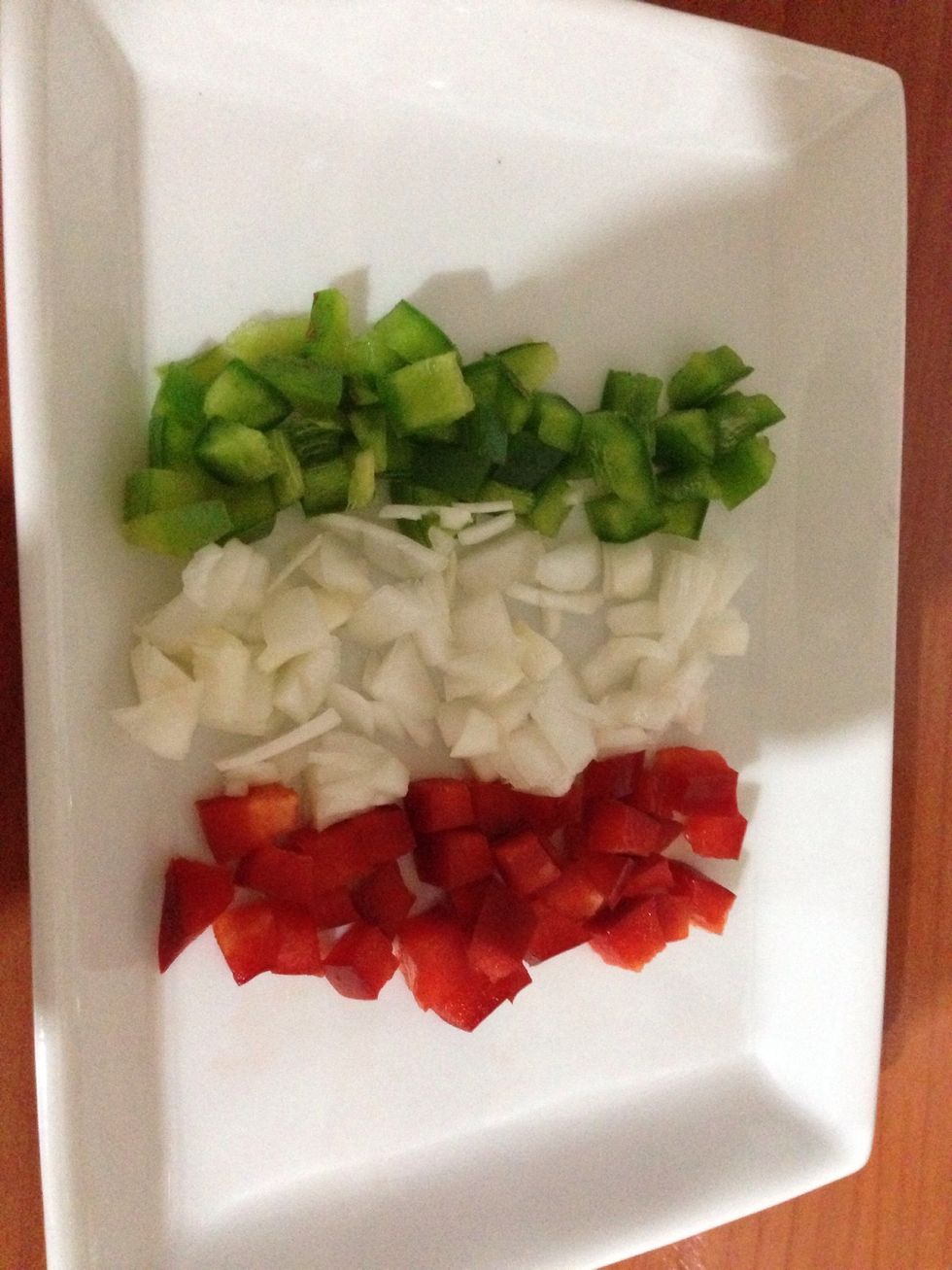 In this case put some small cutted pieces of onion and peppers (en este caso a\u00f1adir trocitos de cebolla y pimientos en el centro)