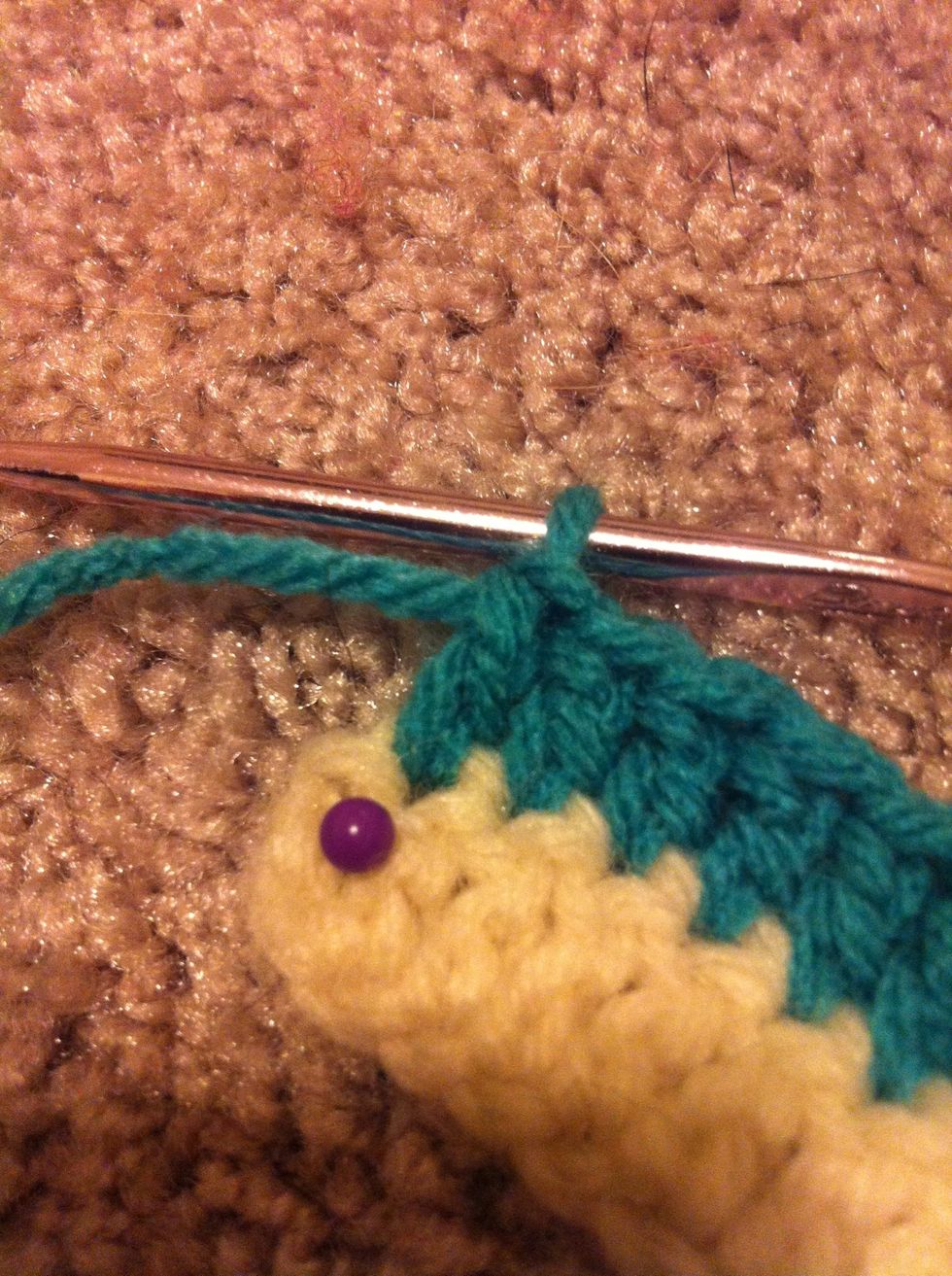 in this pattern the turning chain counts as a stitch. therefor we will work the last 2 stitches into the 3rd chain. (that's the loop on the far top) (violet pin)