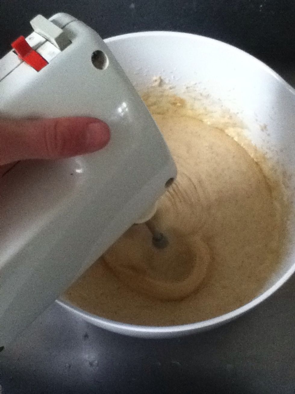 In your egg mixture you can now mix in flour, cinnamon and baking powder. After that you can pour the cooled butter into.