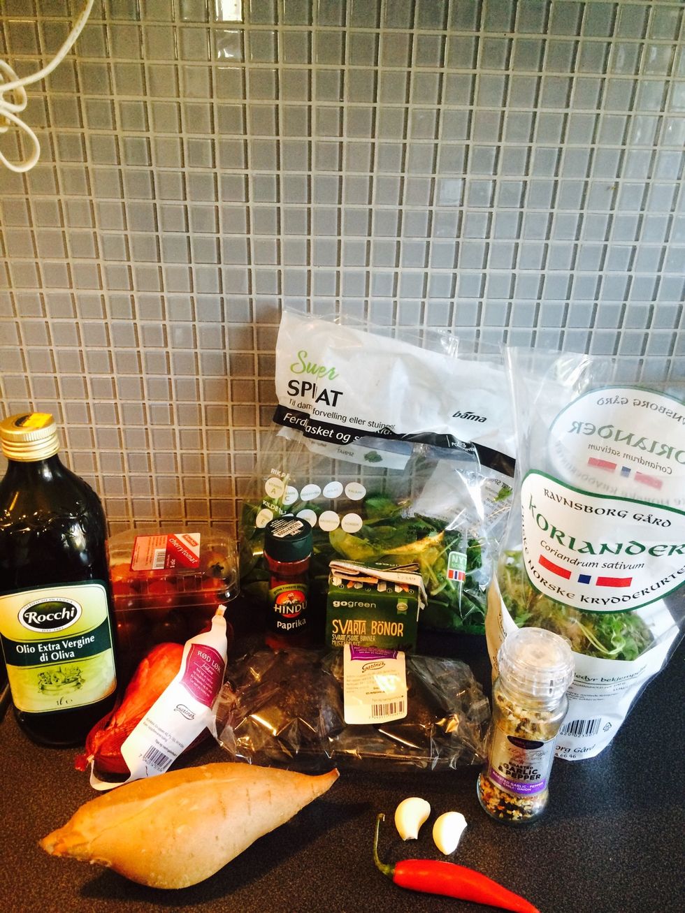 Ingeedients: sweet potato, black beans, spinach, red onion, paprika spice, garlic spice, chilli, garlic cloves, red onion, olive oil, coriander, cherry tomatoes