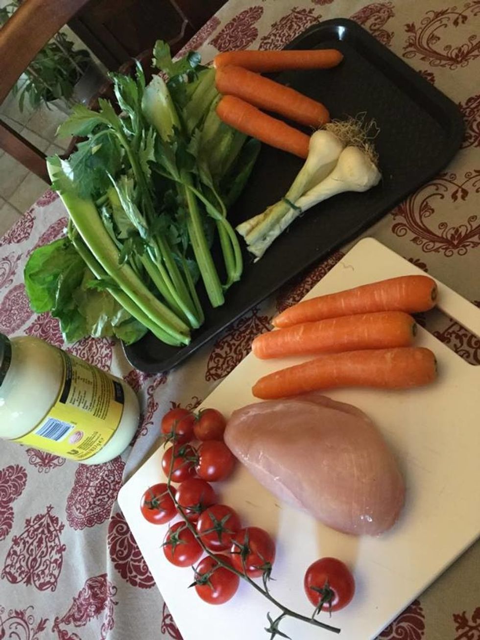 Ingr\u00e9dients: De la salade, des restes de poulet roti, deux carottes, deux tomates, du sel, de l'huile, de la mayonnaise, du vinaigre