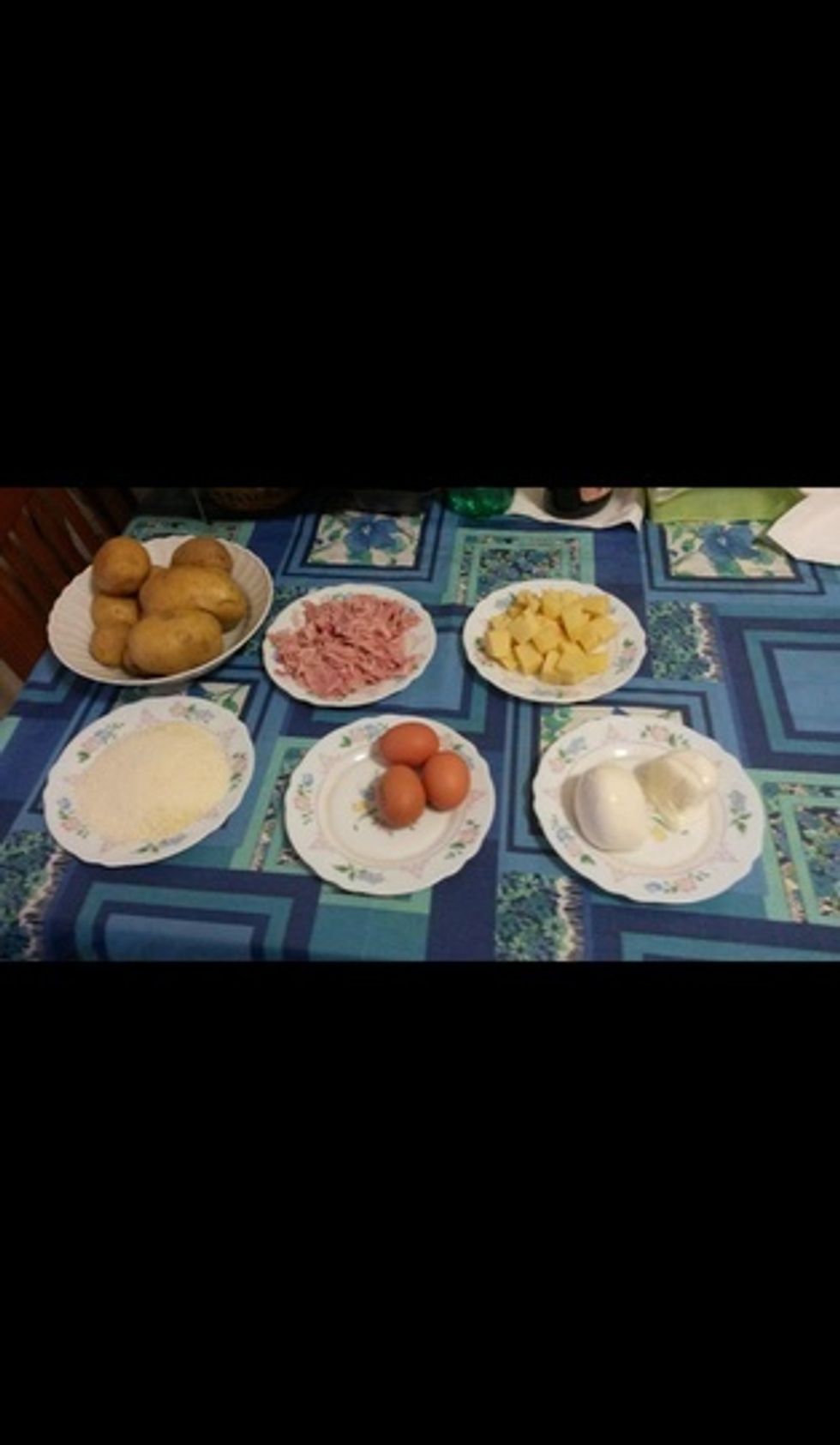 Ingr\u00e9dients: des pommes de terre, du jambon cuit, du gruy\u00e8re, du parmesan, des oeufs et mozzarella.