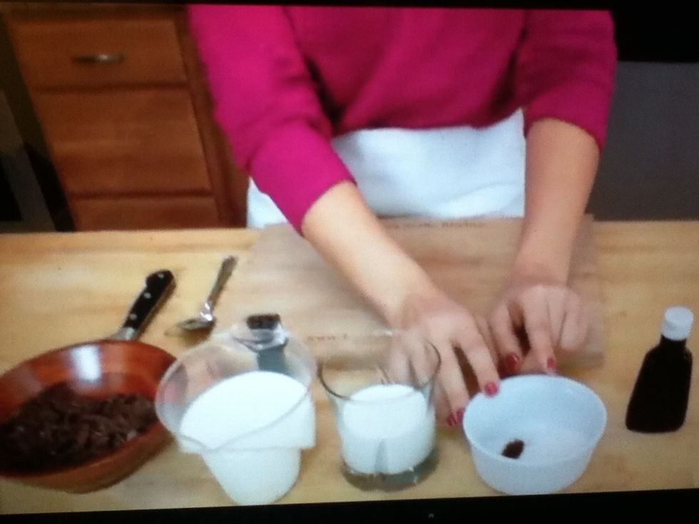 Ingrediens: Chocolate, cold milk, heavy cream, sugar and vanilla. If you wan't it to taste of more Then add in coffee, cinnamon or what you Think would taste good