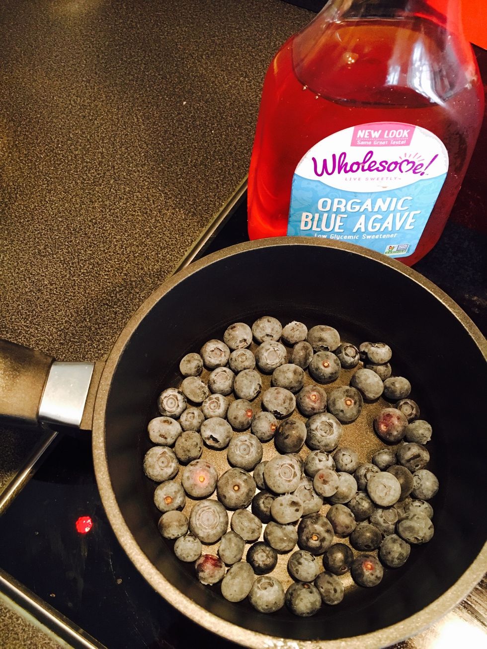Ingrediens for blueberry jam: frozen blueberries and agave sirup