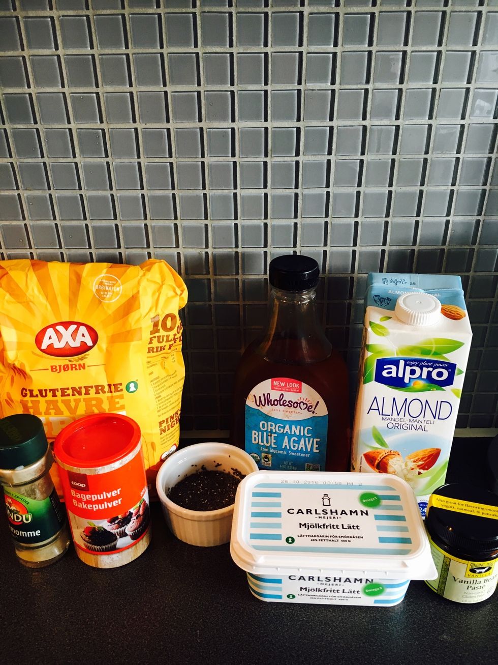 Ingrediens: gluten free oats (processed into flour),agave sirup, baking powder ,vegan butter (melted) , cardamom,chia egg (2tbs chia seeds+ 6 tbs water. Put in fridge for 5-10 mins), vanilla extract