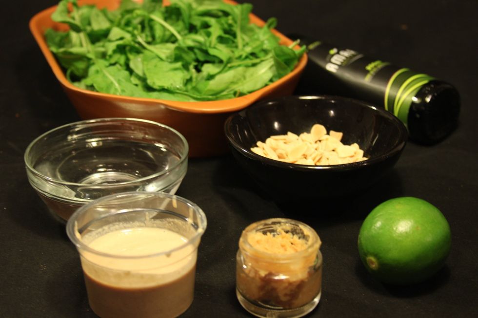 Ingredientes: 1/4 xicara Tahine, 1colher Miso Branco, 1 colher suco de lim\u00e3o, 1/4 xicara agua morna, 50 grs am\u00eandoas fatiadas, rucula ou folhas verdes a gosto, sal e pimenta do reino moida a gosto.