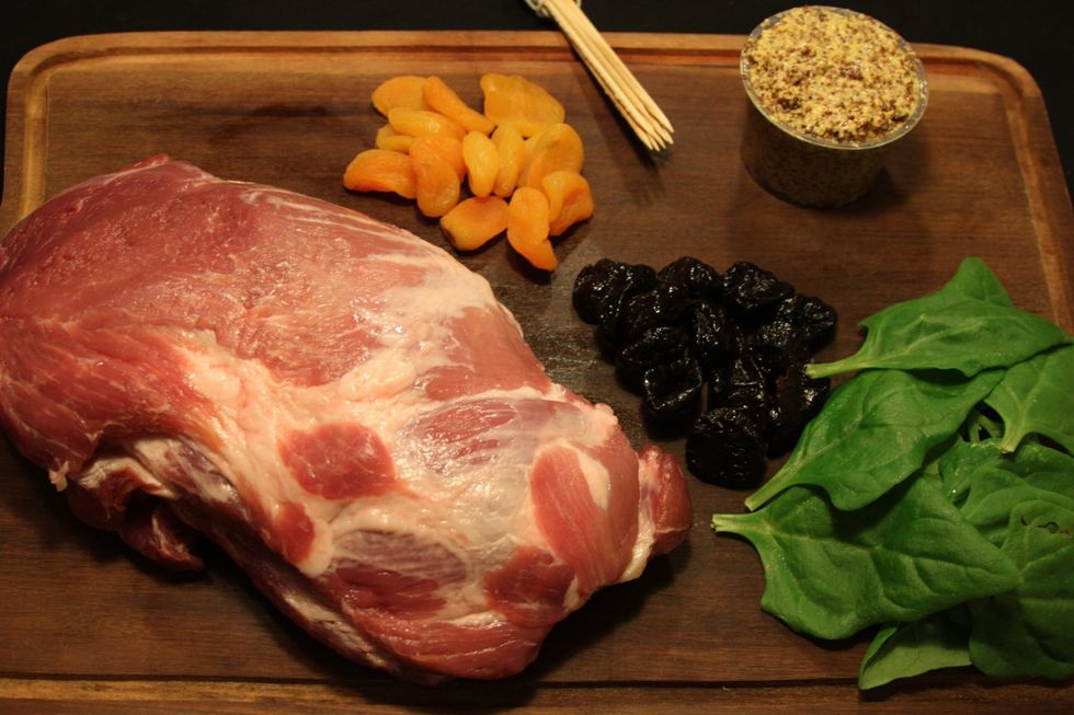 Ingredientes: 1,5kg de porco, 150gr mostarda dijon, 100gr ameixa seca, 100gr damasco turco seco, 1ltr suco de laranja, 20 folhas de espinafre, sal, papel de aluminio, barbante ou palitinhos.
