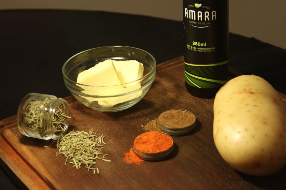 Ingredientes: 6 batatas, 50gr manteiga, 15gr paprika, 15gr pimenta siria, 15gr alecrim, azeite de oliva com ervas.