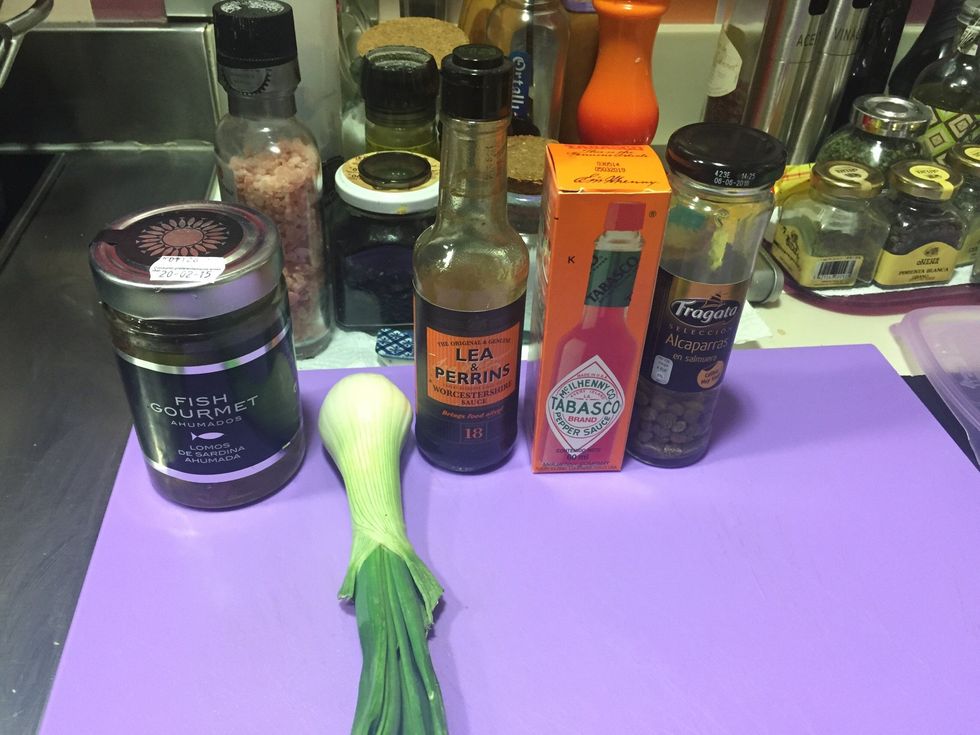 Ingredientes Sardinas ahumadas, cebolla tierna y alcaparras picadas