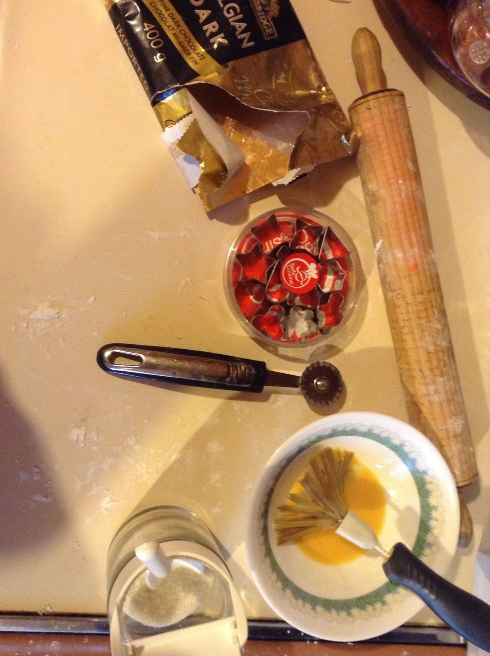 Ingredients: 1 banana, sugar, butter, cinamon, 1 egg, puff paste, chocolate, controy ( Orange liquor, Cutters, kitchen roll, happines, creativity.......