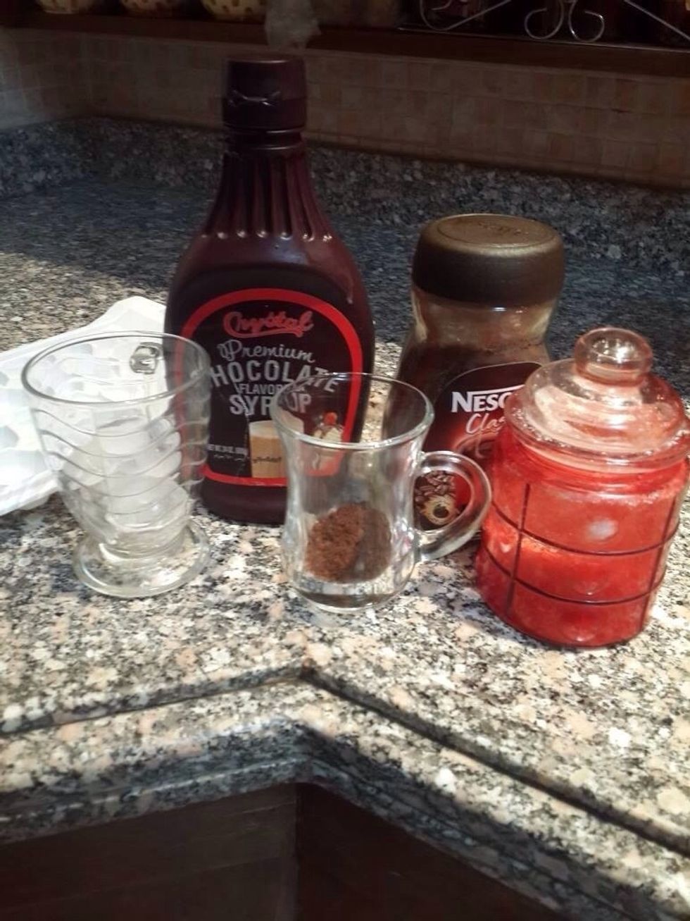 Ingredients:1 cup of milk, 2 tablespoons of sugar, 1/2 tablespoon of Nescaf\u00e9, 1/4 tablespoon coffee, 6 ice cubes and chocolate sauce.
