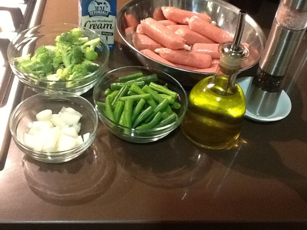Ingredients: 1 head of broccoli cut into florets, 200g green beans cut, 1/2 brown onion diced, sausages of your choice, 200ml cream, salt, pepper, olive oil.