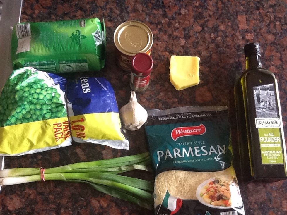 Ingredients: 1kg frozen peas, 3 spring onions, 2 onion cloves, tbs of butter, tbs of olive oil, tbs chopped thyme, 1 1/2 cups of arborio rice, 5 cups of chicken stock and 1 cup of Parmesan cheese