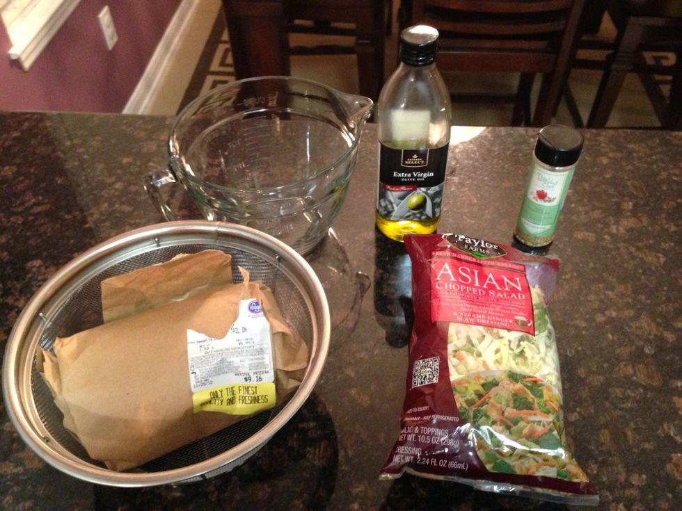 Ingredients : 1lb raw shrimp, olive oil, 1 bag Asian chop salad, the Pampered Chef Asian seasoning.