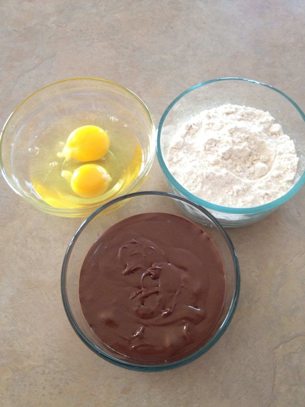 Ingredients: 2 eggs, 10 tbsp flour, 1 cup Nutella, hazelnuts (optional)