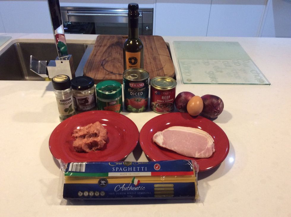 Ingredients, 2 red onions, 500g pork mince,1 egg, 1 cup (70g) fresh breadcrumbs, 4 slices of bacon, 1 tablespoon of oregano, 1 tablespoon olive oil.