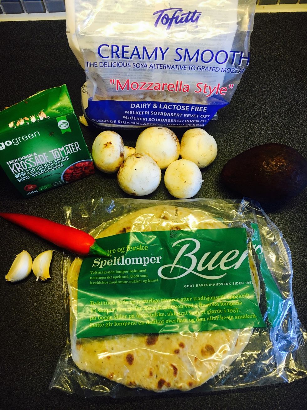 Ingredients: 2xspelt lompe/spelt wrap, red chili, garlic cloves, tofu cheese, avocado, mushrooms, chopped tomatoes/tomato sauce