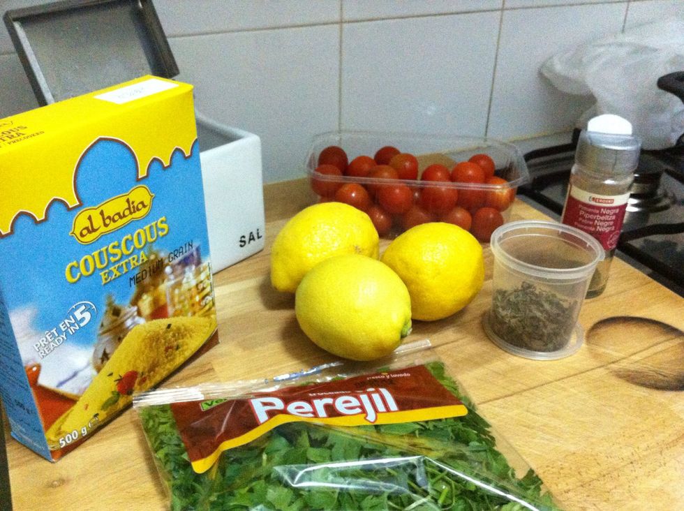 Ingredients: 3 lemons, 40g persil, 1/2 teaspoon dried mint, 1 & 1/2 cup instant cous-cous, 20 cherry tomatoes or 3 tomatoes, 1 & 1/2 cup water, 2 or 3 teaspoon olive oil, salt and pepper to taste
