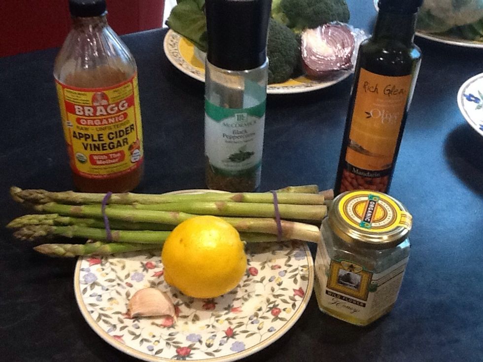 Ingredients A bunch of Asparagus Honey Black pepper Garlic Lemon Olive oil Appel vinegar