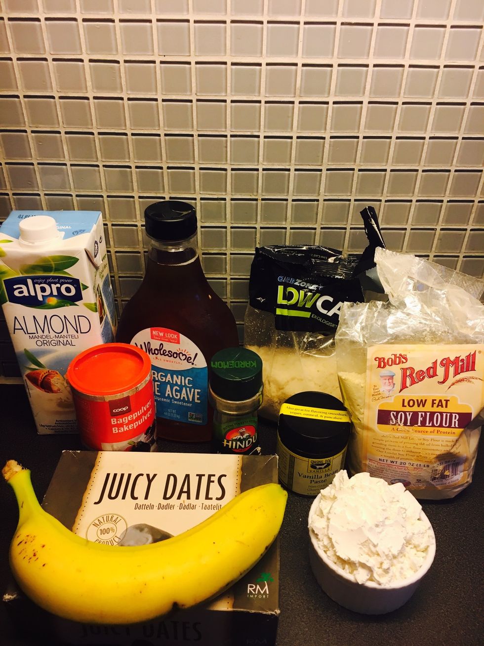 Ingredients: agave sirup, banana, almond flour, low fat soy flour, cardamom, vanilla bean paste, baking powder, dates, vegan protein powder