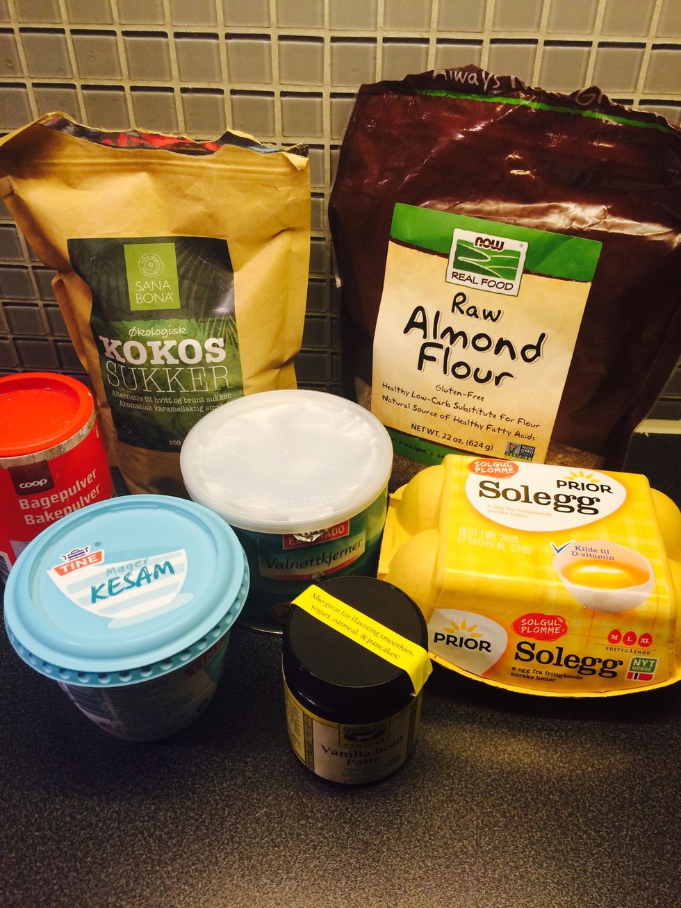 Ingredients: almond flour, coconut sugar, eggs, vanilla paste, baking powder, nuts of choice, quark