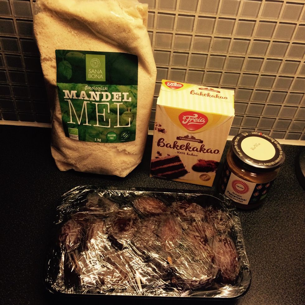 Ingredients: almond flour, dates, cacao powder and peanut butter