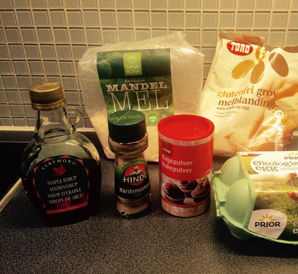 Ingredients: almond flour, maple sirup, baking powder, cardamom (ground), gluten free flour, eco-fridndly eggs. \nPut oven on 175 degrees celcius.