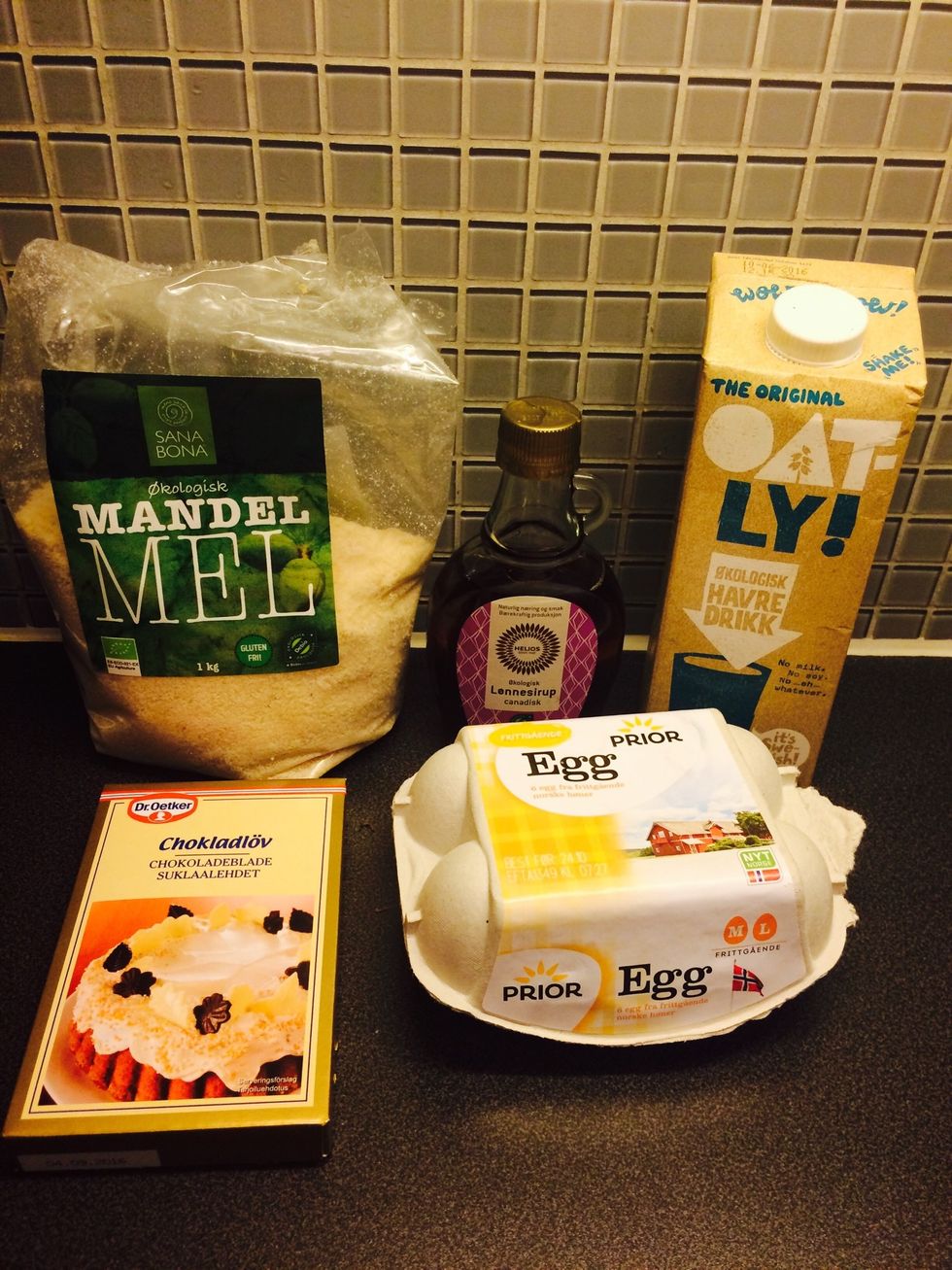 Ingredients: almond flour, maple sirup, chocolate (white and dark), egg, oat milk