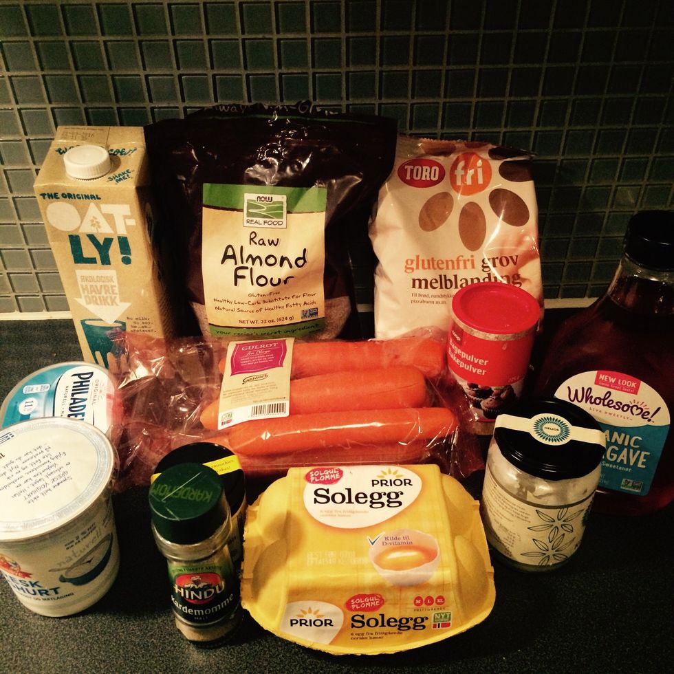 Ingredients: almond flour, whole wheat flour, agave sirup, baking powder, carrots, light cream cheese, vanilla extract, fat free greek yoghurt, coconut oil, cardamom, oat milk, eggs