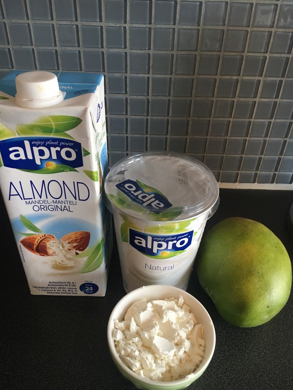 Ingredients: almond milk, mango, soy yoghurt, vegan protein powder
