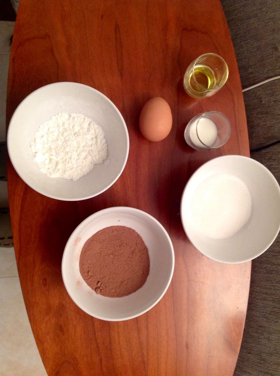 Ingredients: An egg, 1 spoon of oil, 1 spoon of milk, 3 spoons of ColaCao, 3 spoons of sugar, 2 spoons of flour
