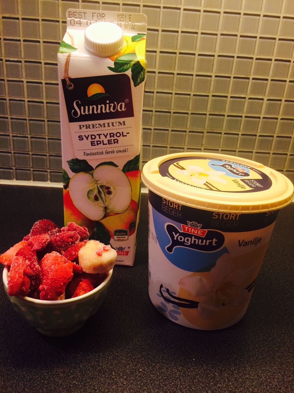 Ingredients: Apple juice, mixed frozen fruit (bananas, raspberries and strawberries), vanilla yoghurt