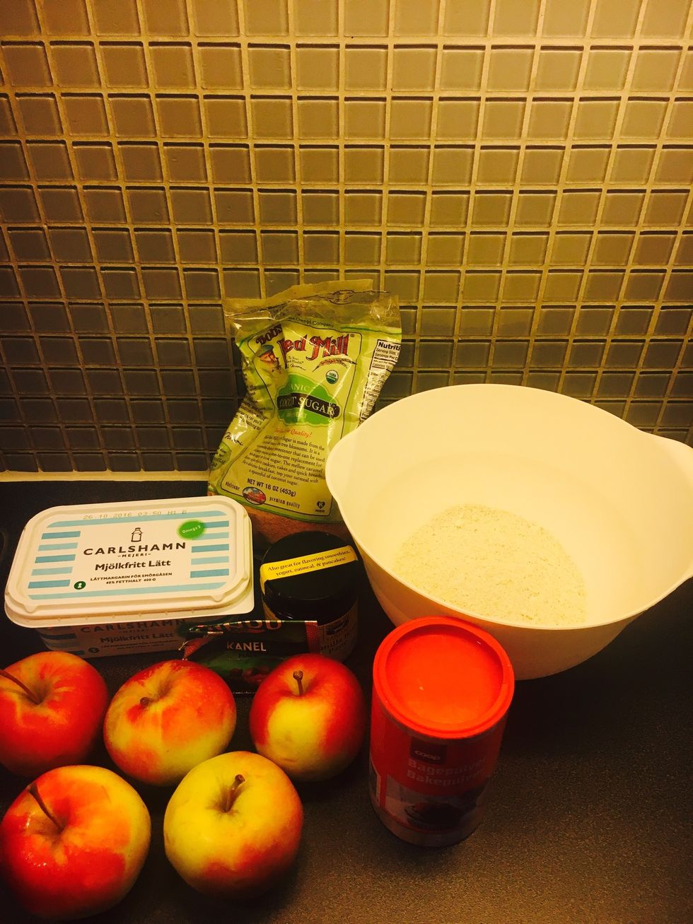 Ingredients: Apples, oat flour, coconut sugar, baking powder, vegan butter, cinnamon, vanilla bean paste