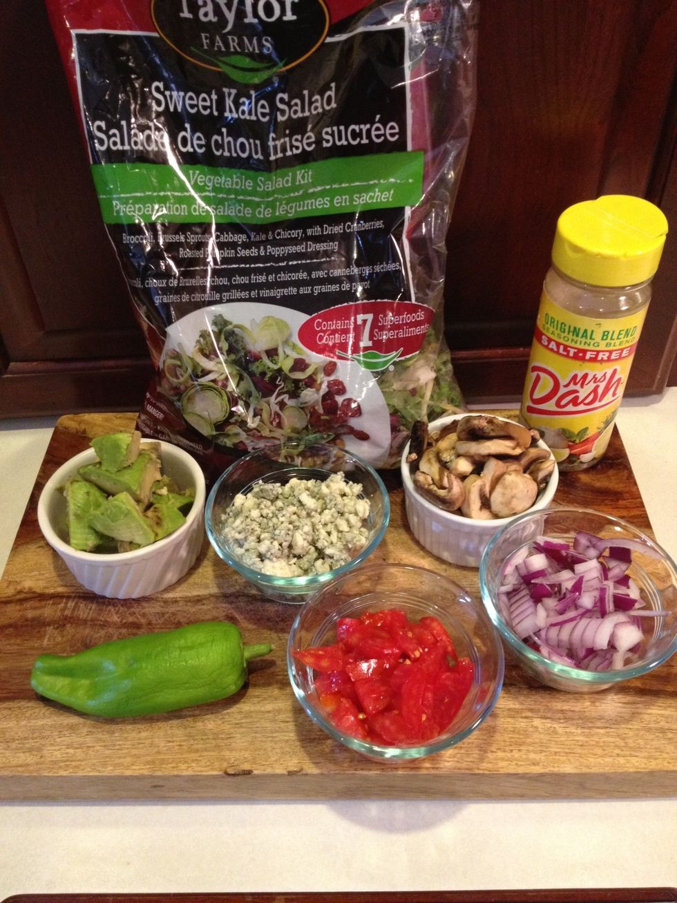 Ingredients: Avocado cubed, Tomato chopped, Red onion chopped, Mushrooms sliced, Jalapeno pepper sliced (Optional), Crumbled blue cheese, Kale or salad mix, Mrs Dash salt-free (Optional).