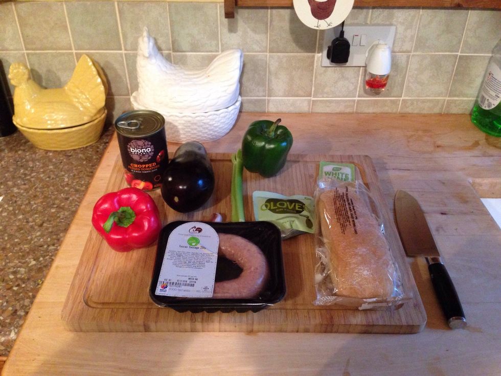 Ingredients Berenjena (1) Apio (1/2 ramo) Pimiento rojo (1) Pimiento verde (1/2) Salchicha de cerdo (1) Aceitunas verdes (15 gr.) Vinagre de vino blanco (1 cuchara sopera) Bollo Ciabatta (1)