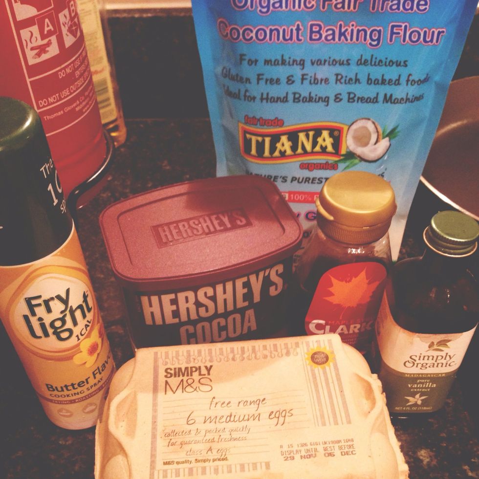 Ingredients (cake): egg, unsweetened cacao powder, coconut flour, maple and carob fruit sirup, vanilla extract, fry light.