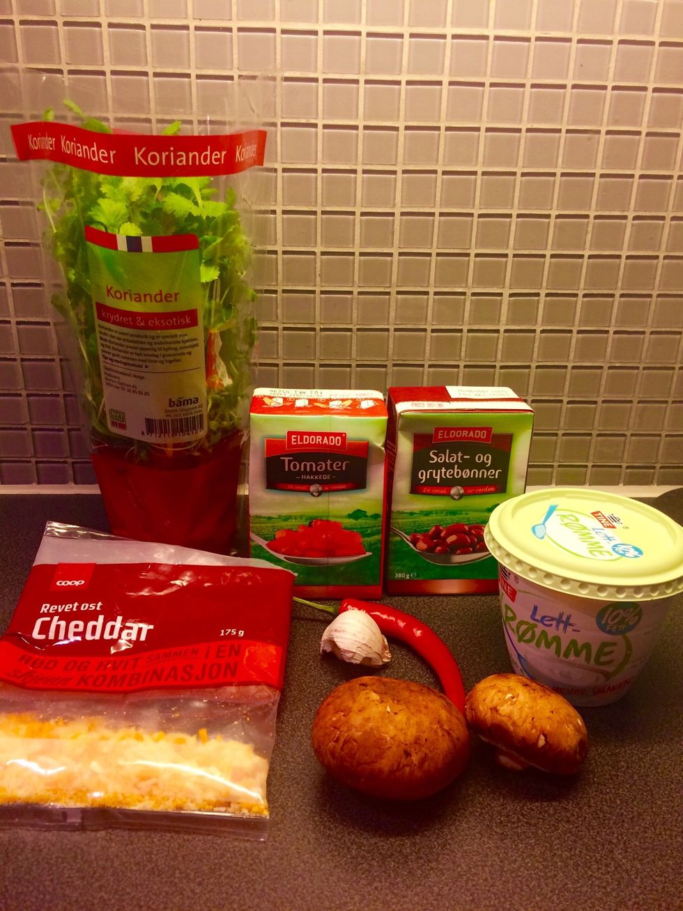 Ingredients: chopped tomatoes, kidney beans, garlic cloves, red chilli, coriander, light shredded cheese, light sour cream, cremini mushrooms