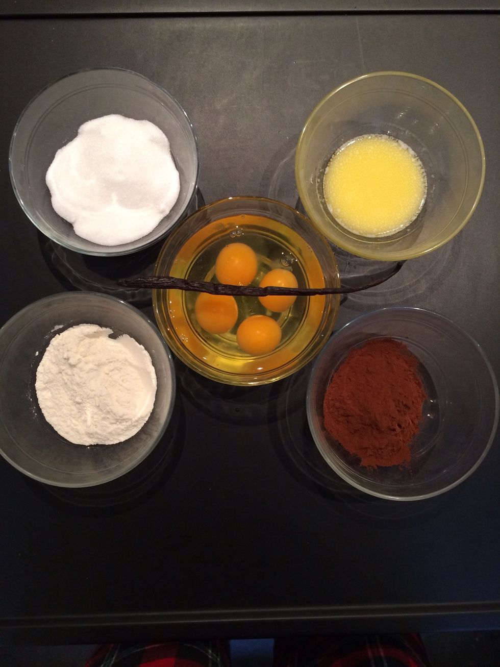 Ingredients: eggs 260g (4 large or 5 medium), fine sugar 130g, flour 70g+40g cacao sifted together , butter 45g melted. The vanilla bean; u can use vanilla extract 1/2 Tsp. And a pinch of salt