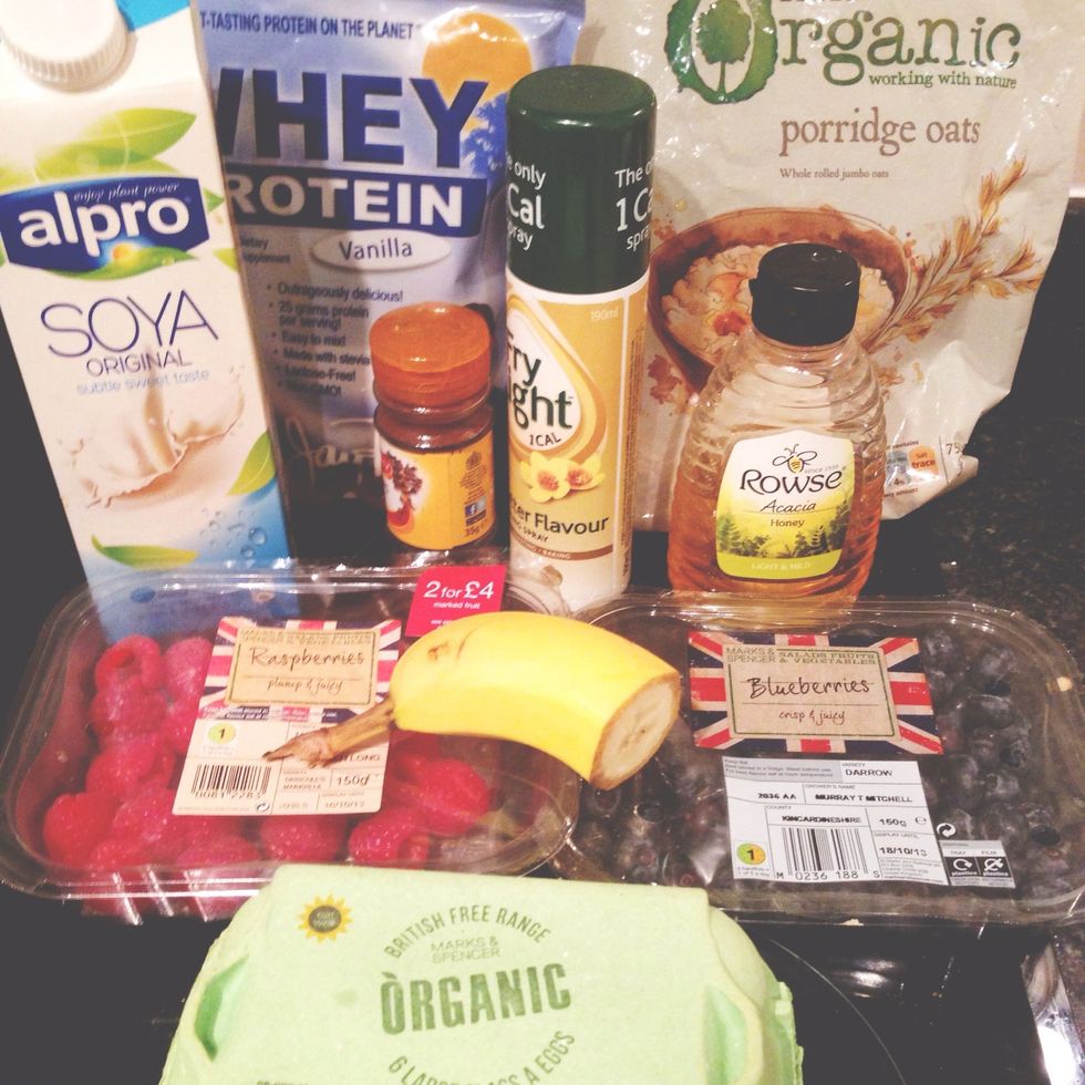 Ingredients: eggs, soy milk, Canderell/stevia, honey, cloves, berries, oats, banana, fry light.