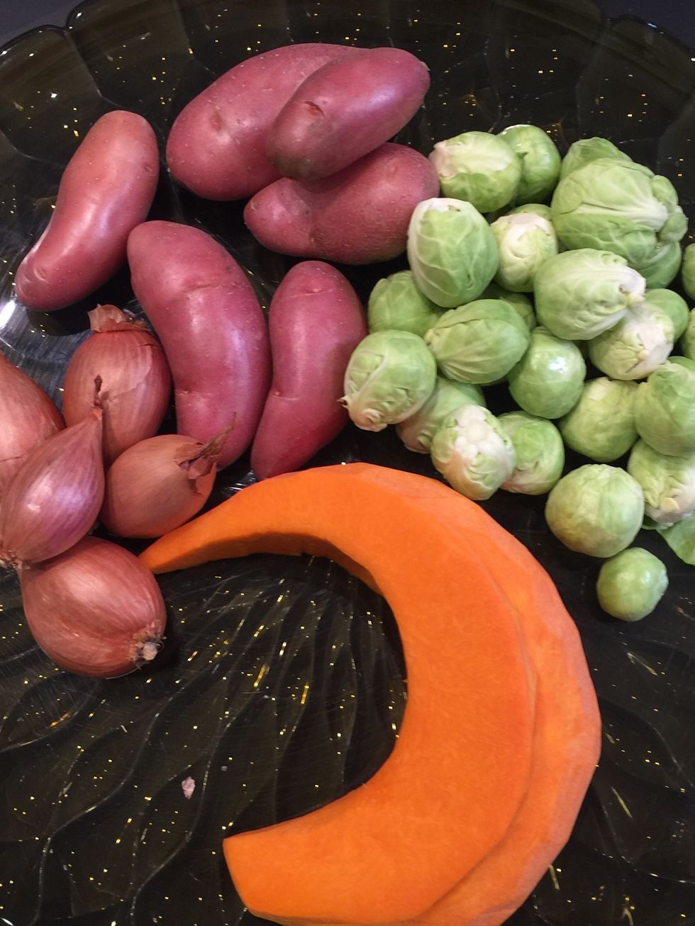 Ingredients for 6.. Each 3 skewers. Brussel sprouts (5 halves/skewer). Potatoes (4 quarters/skewer), Pumpkin (3 triangles/skewer), shallots (3 pieces/skewer)