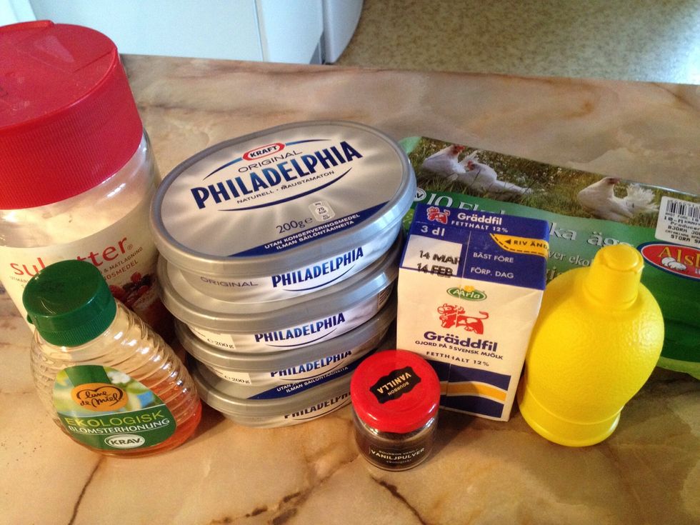 Ingredients for the filling. Time to heat up the oven again to 160 C  (Hint: when I used powdered artificial sweetener, 10 grams was enough. Since I use honey, I don't measure how much I use)