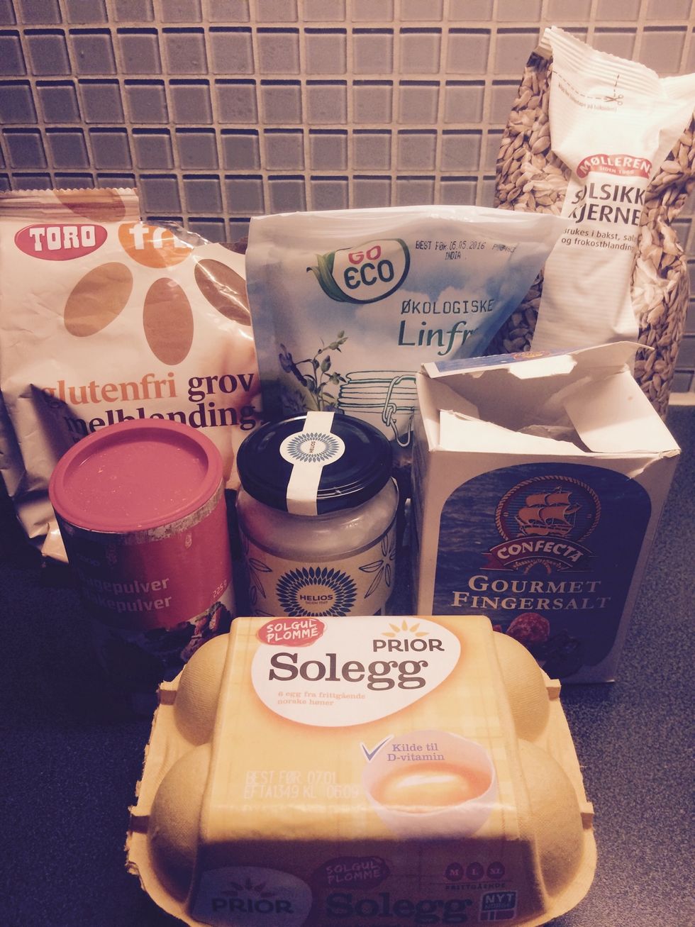 Ingredients:gluten free flour, baking powder, seeds (sunflower and lintseeds), eggs, salt, coconut oil