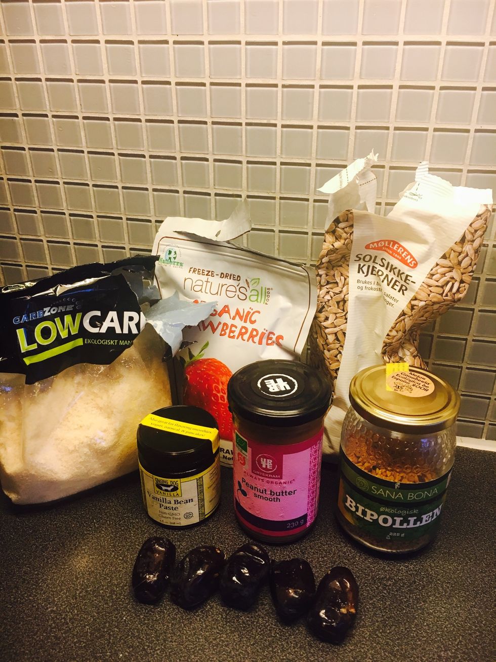 Ingredients: gluten free oats, almond flour, vanilla bean paste, freeze dried (unsweetened) strawberries, sunflower seeds, medjool dates, peanut butter