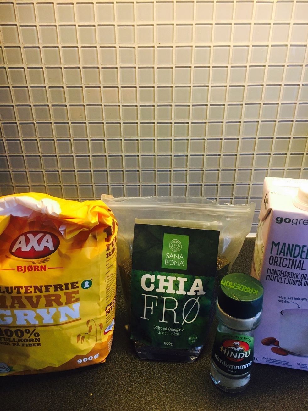 Ingredients: gluten free oats, chia seeds, cardamom, almond milk