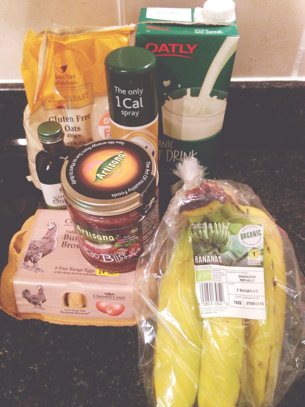 Ingredients: Gluten free oats Organic banana Organic cacao butter Organic vanilla extract Fry light with butter taste Egg Oat milk