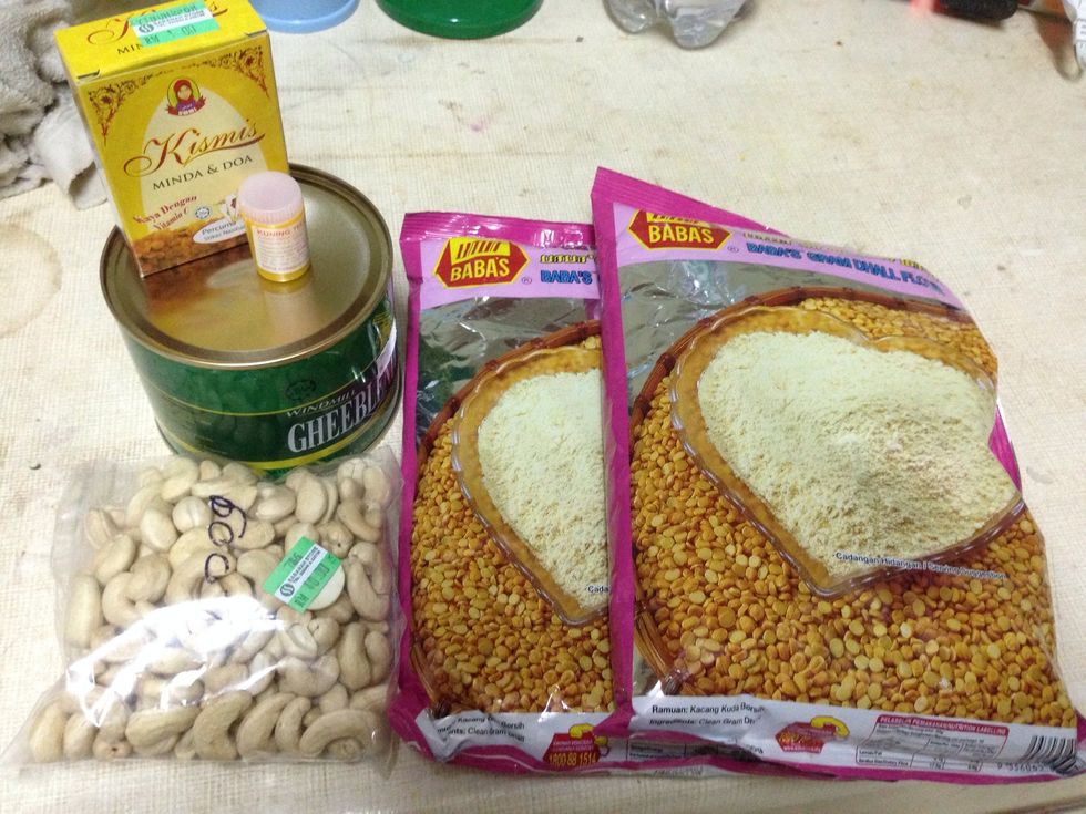 Ingredients: Gram flour, ghee, cashew nuts, raisins and yellow food coloring.