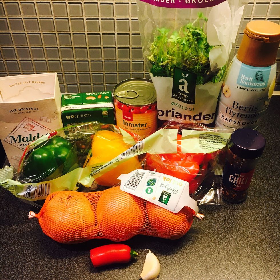 Ingredients: mixed beans, canned cherry tomatoes, red chili, yellow paprika, green paprika, red paprika, yellow onion, garlic, coriander, chili flakes, light frying oil, seasalt