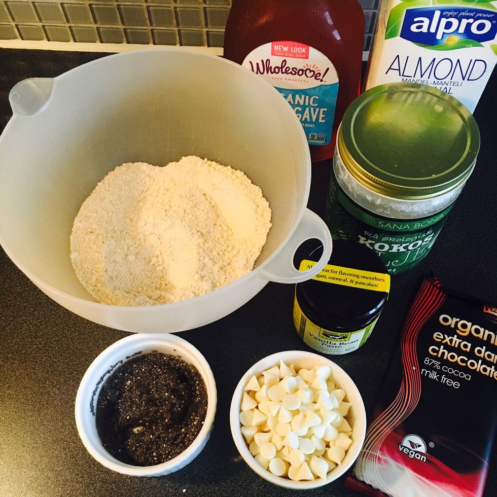 Ingredients:oat flour, soy flour, baking powder, agave sirup, vegan chocolate chips (white), vegan dark 87% chocolate, chia egg, vanilla bean paste, coconut oil (not melted), almond milk