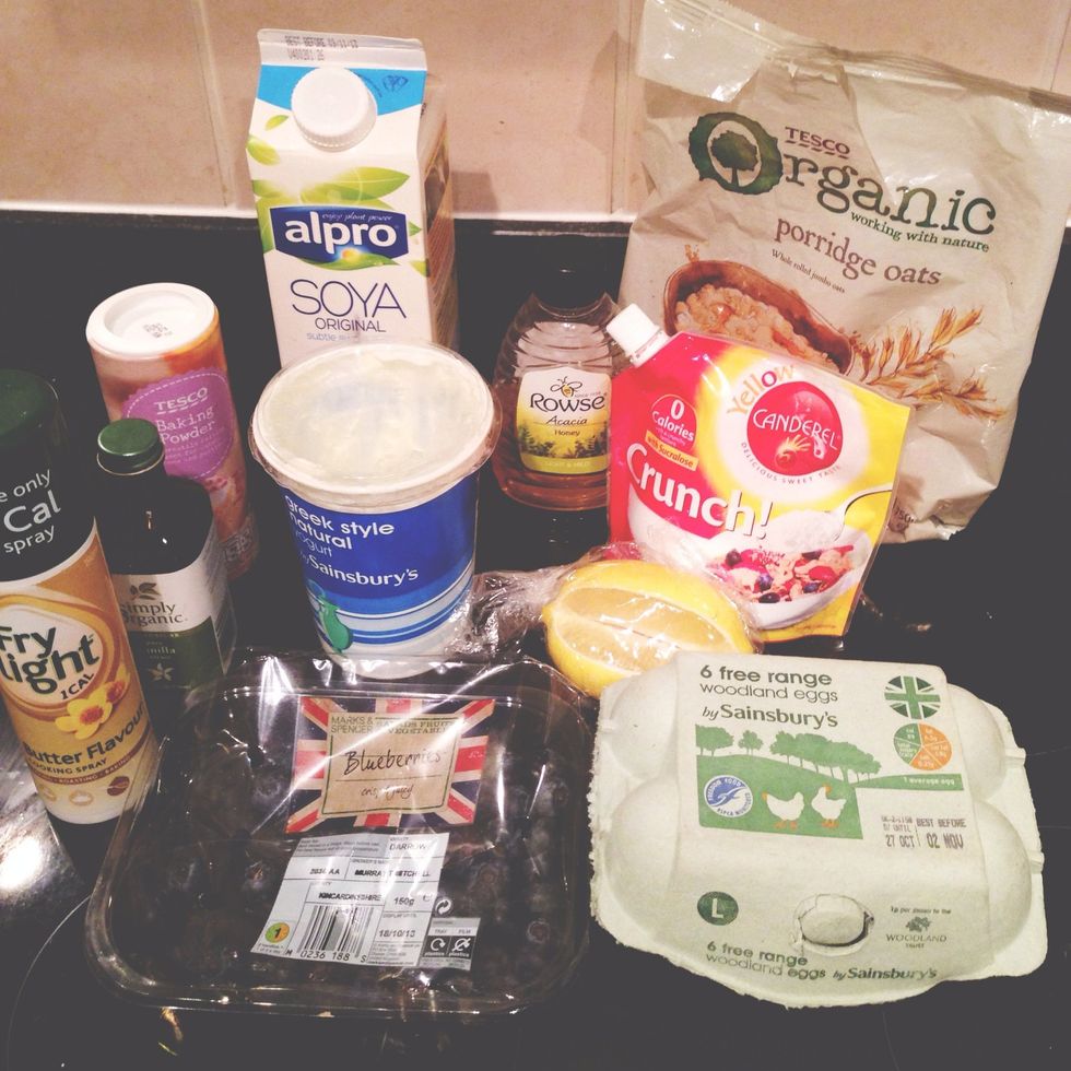 Ingredients: oats, baking powder, blueberries, fry light butter, Canderell, honey, egg, soy milk , vanilla extract, lemon